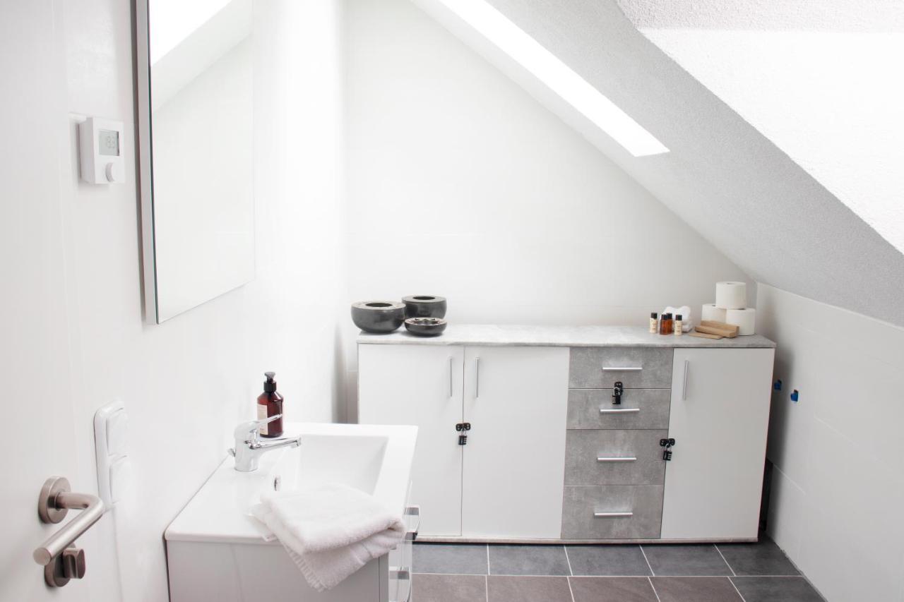 Blackncozy - Design Appartement Mit Boxspringbett Und Balkon Lörrach Kültér fotó